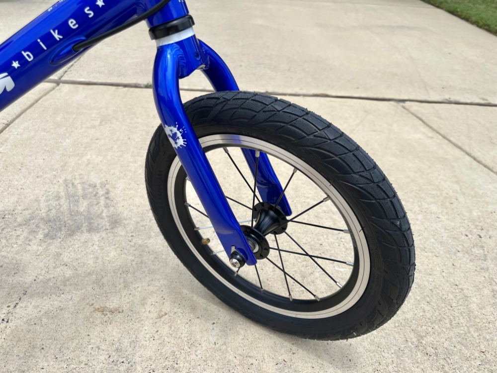 Front wheel and tire of Frog Tadpole Plus, showing smooth tire tread