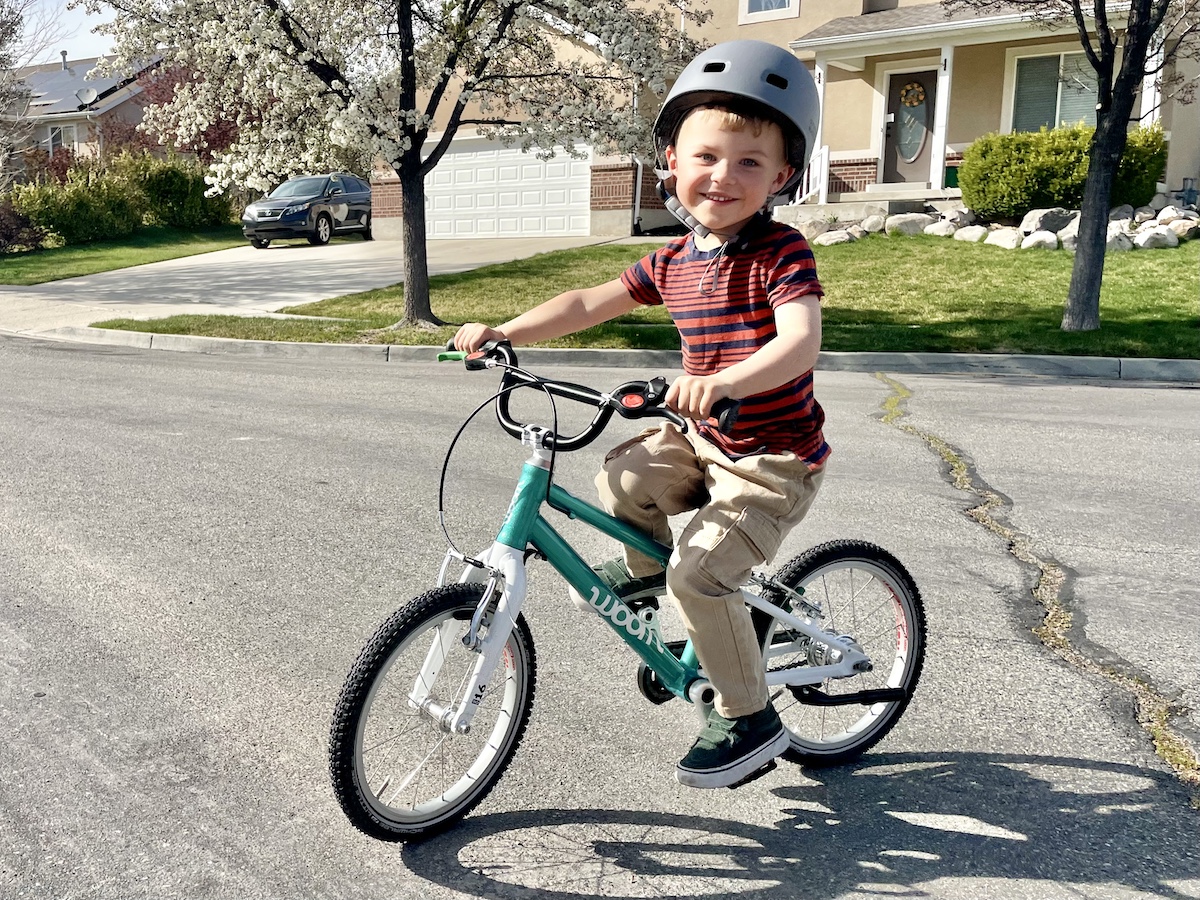 young boy riding the woom go 3 automagic bike