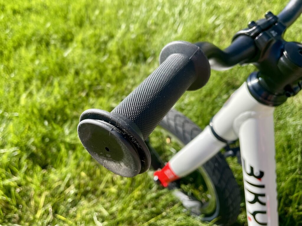 narrow grips with thick bumpers on the Biky 12 balance bike