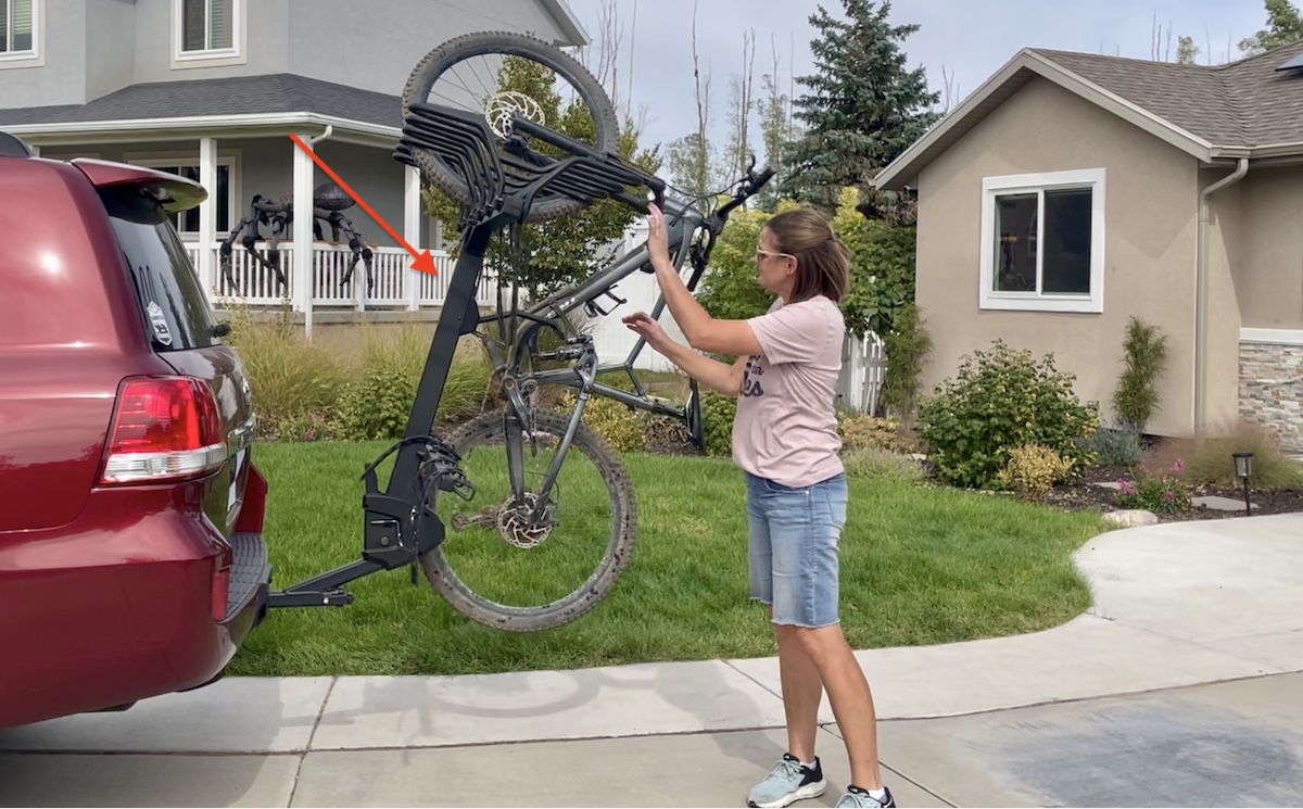 Thule ReVert lifting a single bike on it's own