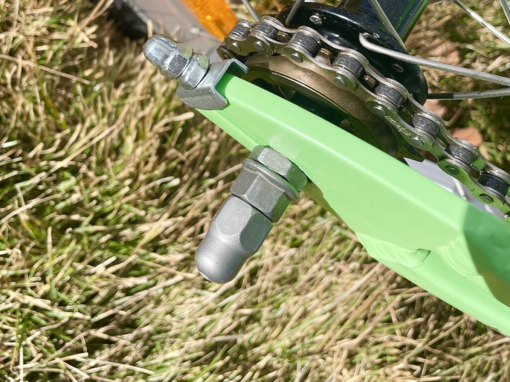 double bolts on the rear axle of the base bikes 20 showing that. thebike is compatible with training wheels