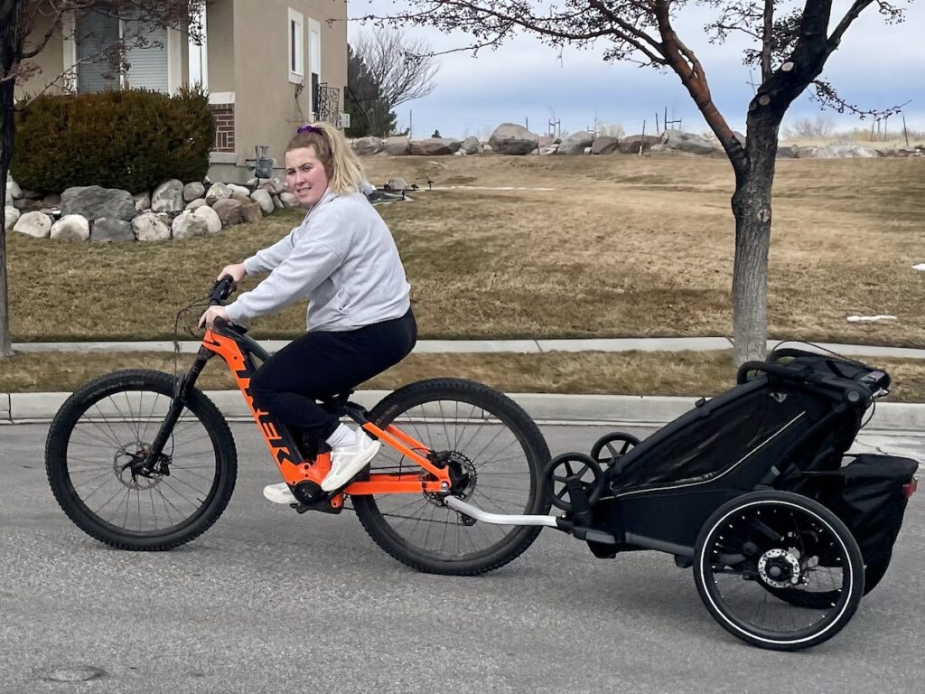 mom pulling a thule chariot sport 2 trailer