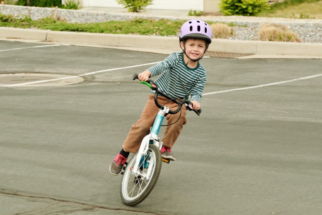 boy learning while riding the woom GO 3