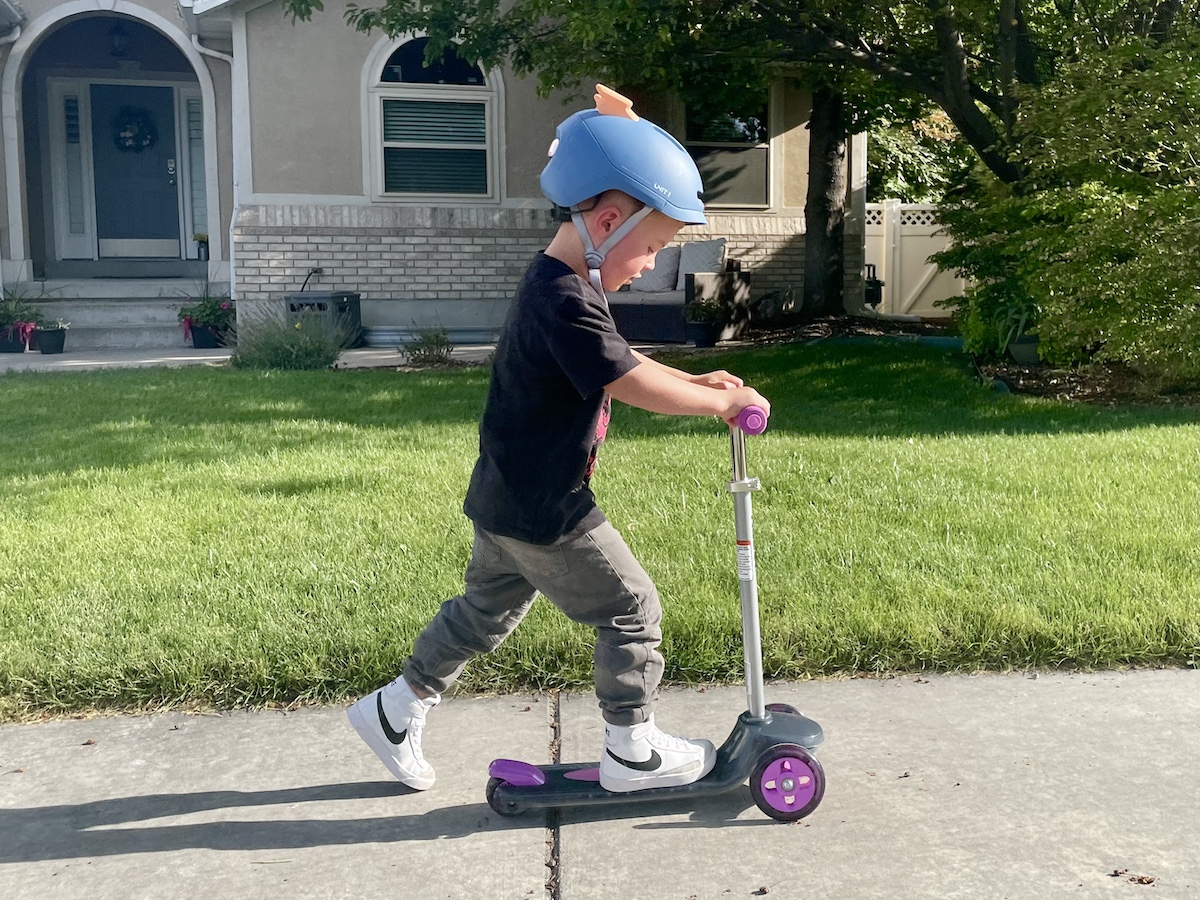 child riding the razor rollie scooter