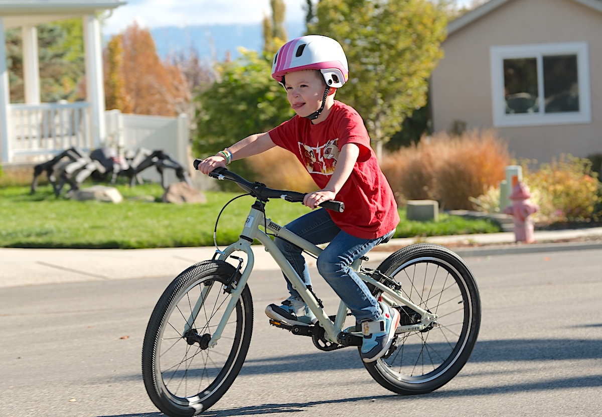 5 year old riding the Early Rider Belter 20 Auto