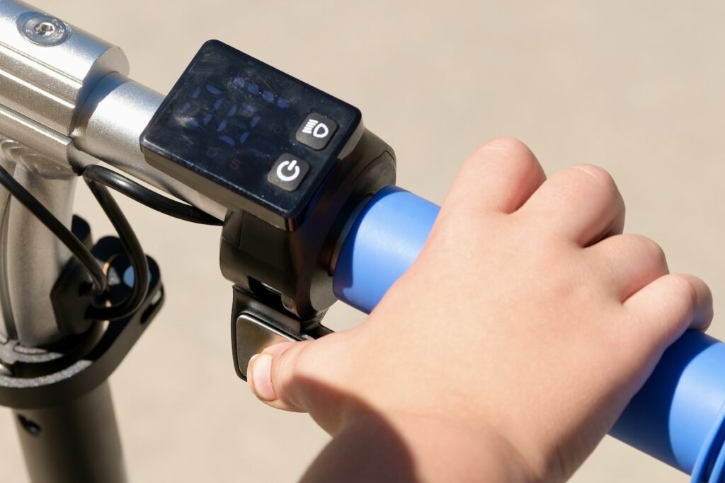 throttle on kids electric scooter